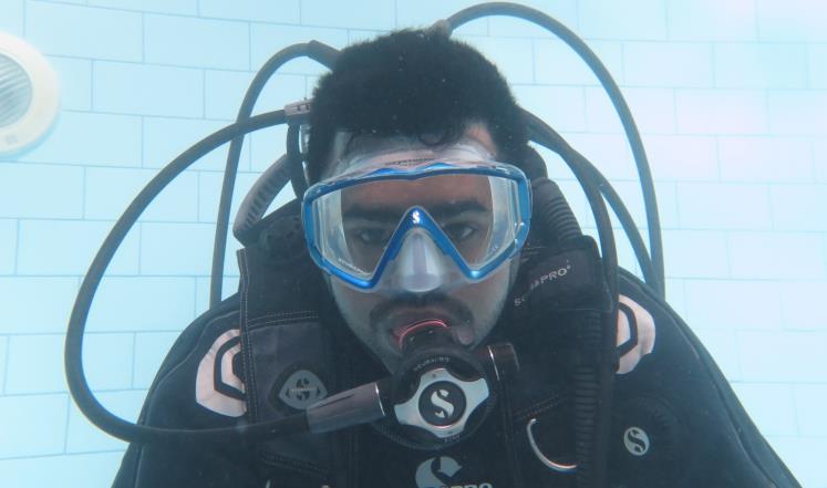 غواص سعودي يستعد للمكوث أسبوعا تحت الماء