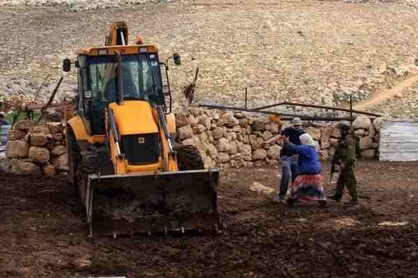 الاحتلال يستولي على معدات زراعية قرب النصارية بالأغوار