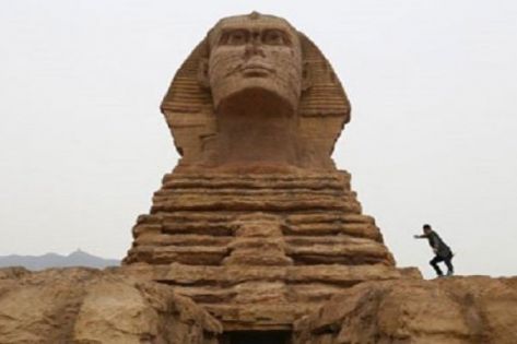 حتى أهرامات الجيزة لم تسلم من التقليد الصيني!