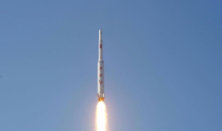 كوريا الشمالية تختبر صاروخا محمولا على سكك للحديد