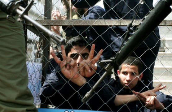 450 طفلا معتقلا في سجون الاحتلال