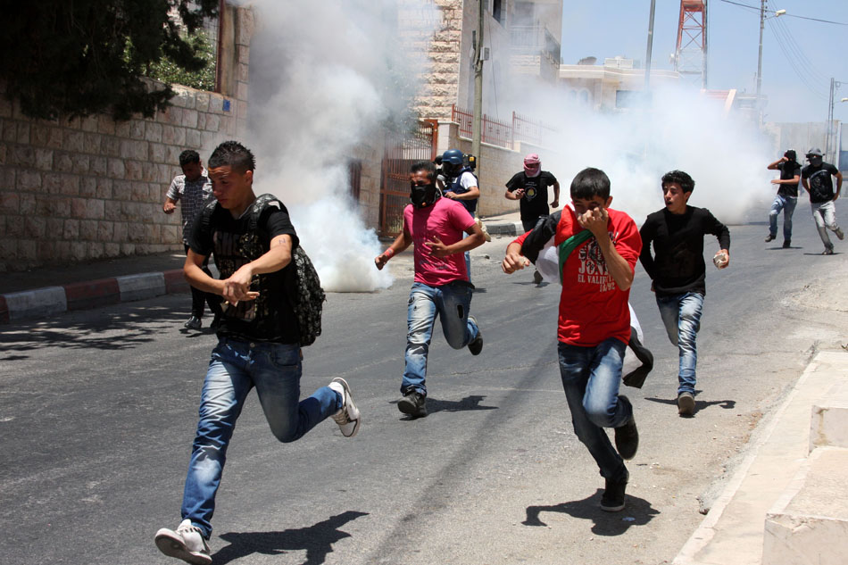 الخليل.. الاحتلال يطلق قنابل الغاز على طلبة المدارس