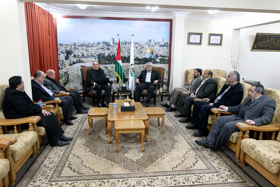 د. إسماعيل هنية يستقبل وفداً قيادياً من حركة فتح في منزله