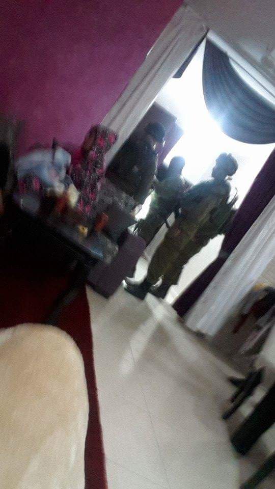 الاحتلال يقتحم منزل الأسير المضرب الفسفوس ويعتقل شقيقه