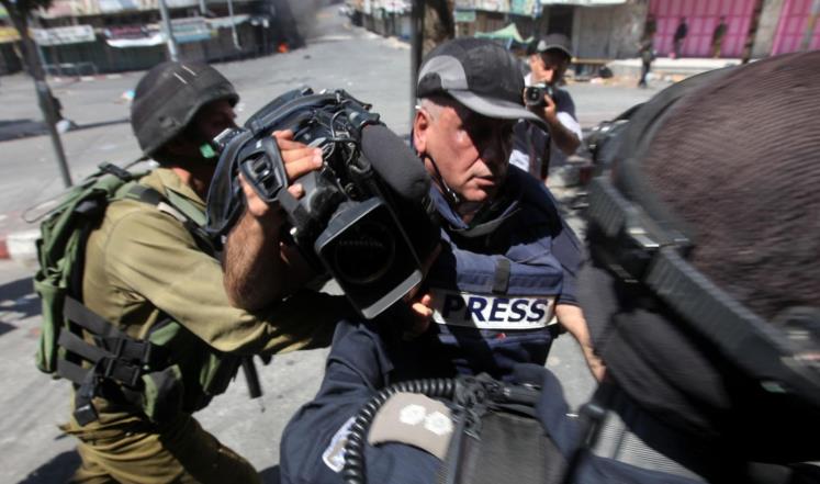 أكثر من 32 انتهاكًا صهيونيًّا بحق الصحفيين الفلسطينيين خلال فبراير