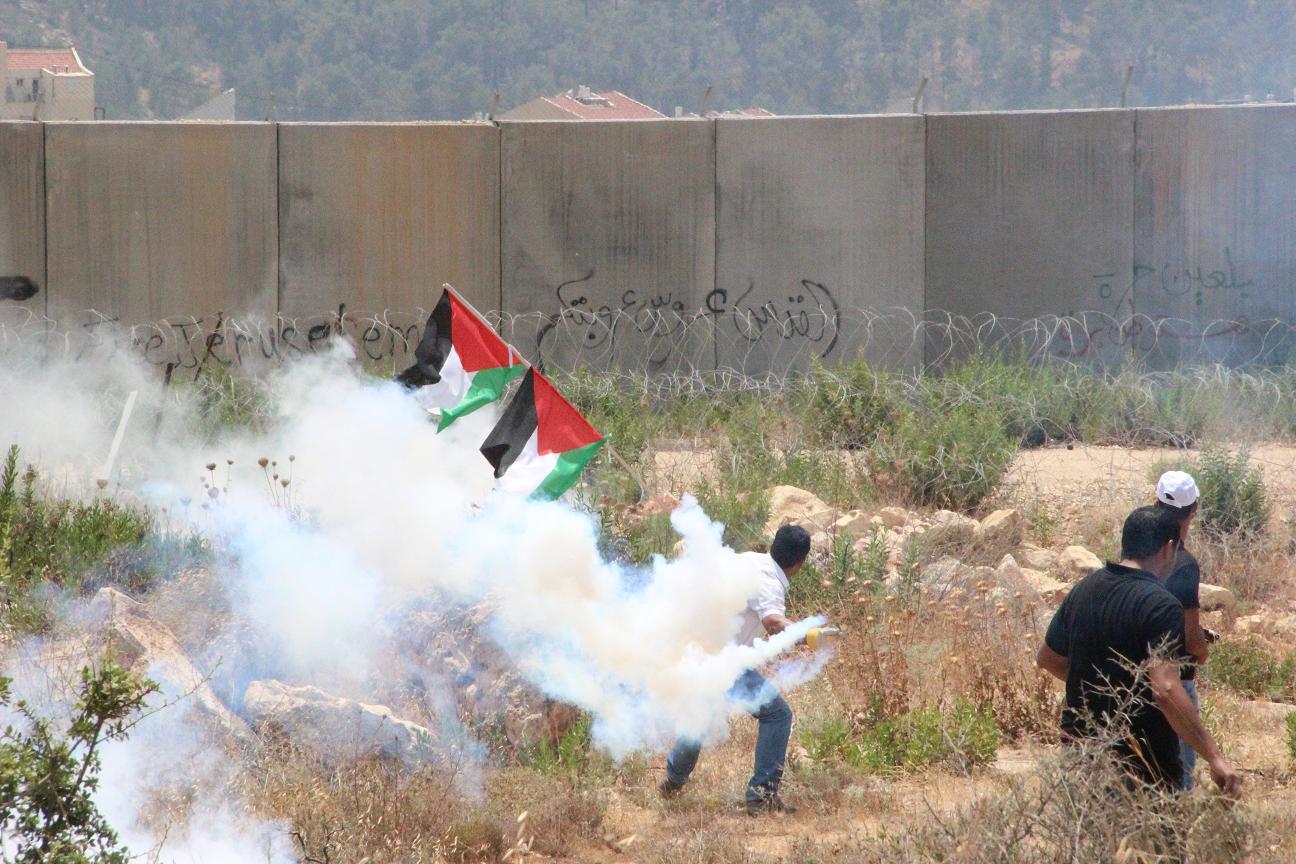 شبان يرفعون العلم الفلسطيني على نقطة عسكرية جنوب نابلس