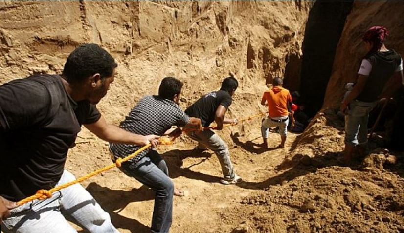 انتشال جثتي عاملين من نفق تجاري على الحدود مع مصر