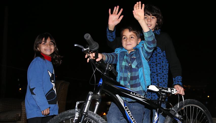أردوغان يهدي دراجة هوائية لطفلٍ سوري ضربه بائع تركي