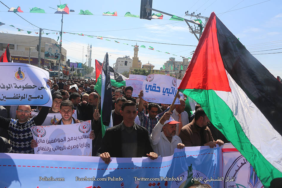 مسيرة للموظفين والمعلمين في قطاع غزة للمطالبة بحقوقهم من حكومة الوفاق