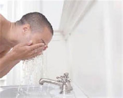 خبير: الاستحمام أكثر من اللازم مضر بالصحة!