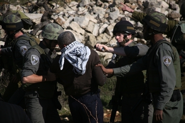 شرطة الاحتلال تعتقل شابًّا بزعم حيازته سكينًا في بئر السبع