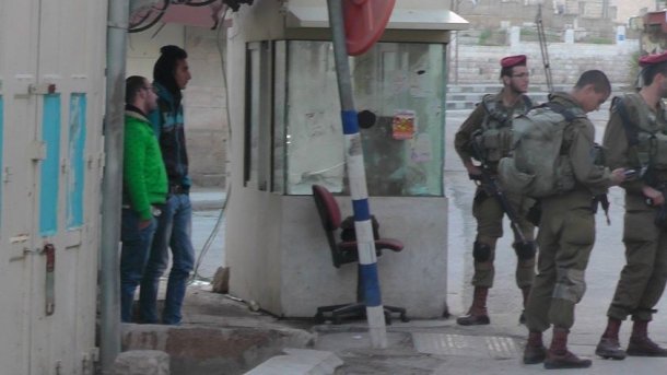 الاحتلال يغلق حاجز أبو الريش في الخليل أمام الشبان الفلسطينيين
