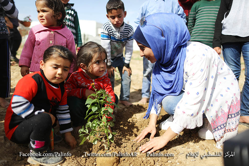 أطفال يزرعون الورود بين أنقاض المنازل المدمرة في حي الشجاعية بغزة