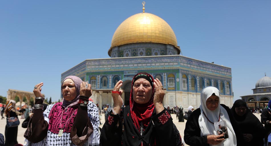 200 مواطن يغادرون غزة للصلاة في الأقصى