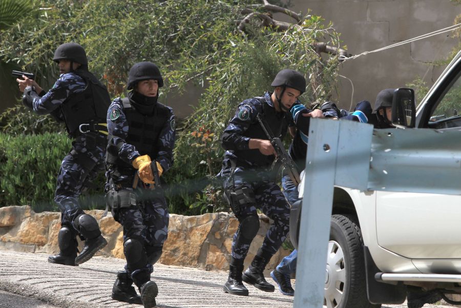 أجهزة السلطة تواصل اعتقالاتها السياسة وتختطف مقاومًا من نابلس