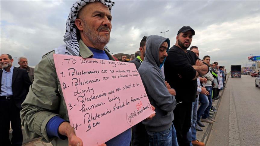 لبنان.. عشرات اللاجئين الفلسطينيين يتظاهرون أمام الـأونروا