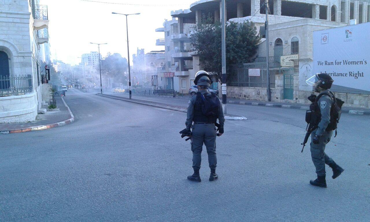 الاحتلال يعتقل 10 فلسطينيين ويُصيب آخرين في الضفة والقدس