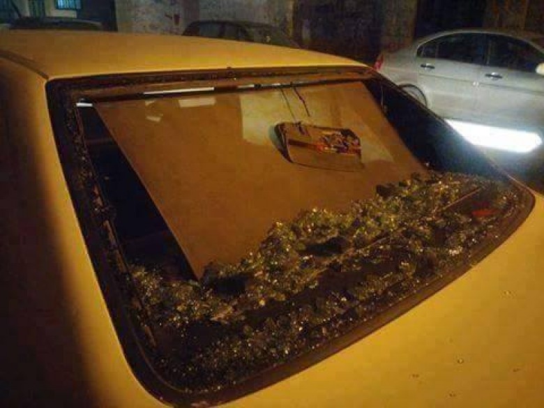شبان يحطمون زجاج سيارات المستوطنين بالخليل