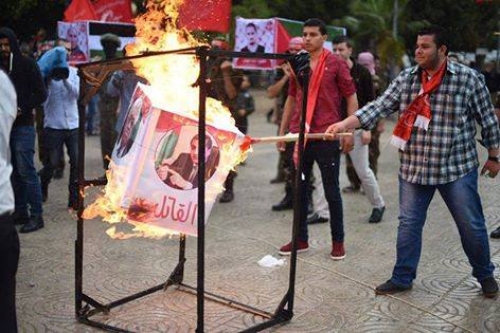 غزة.. أنصار الشعبية يحرقون صورًا لعباس ووزير خارجيته
