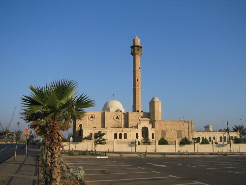 مستوطنون يرفعون العلم الإسرائيلي على مسجد في يافا