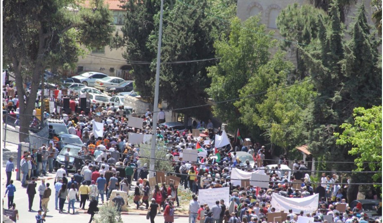 رام الله.. الآلاف يتظاهرون ضد قانون الضمان الاجتماعي