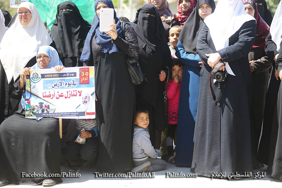 اعتصام نساء غزة أمام معبر بيت حانون لإنهاء حصار غزة