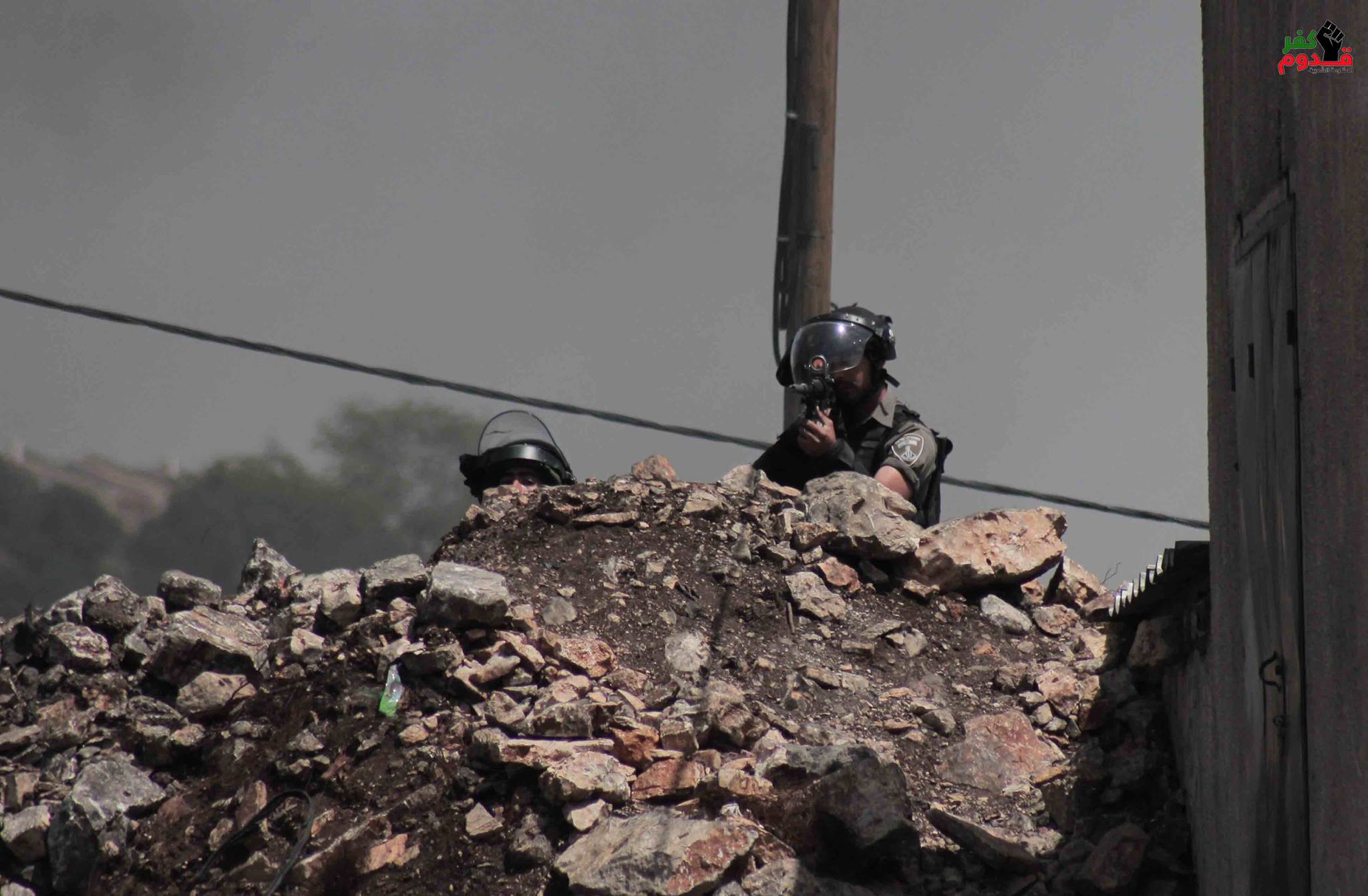 شبان يضرمون النار ببرج عسكري إسرائيلي شرق البريج