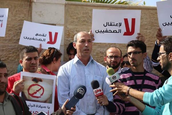 إصابة صحفيين خلال قمع الاحتلال لوقفة تضامنية مع عمر نزال