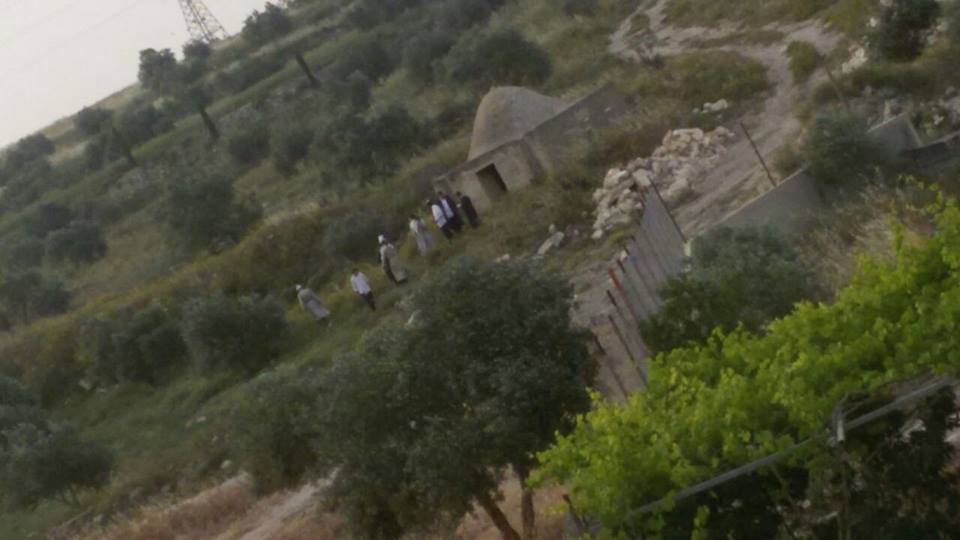 مستوطنون يؤدون طقوسا تلمودية في قرية فرعتا