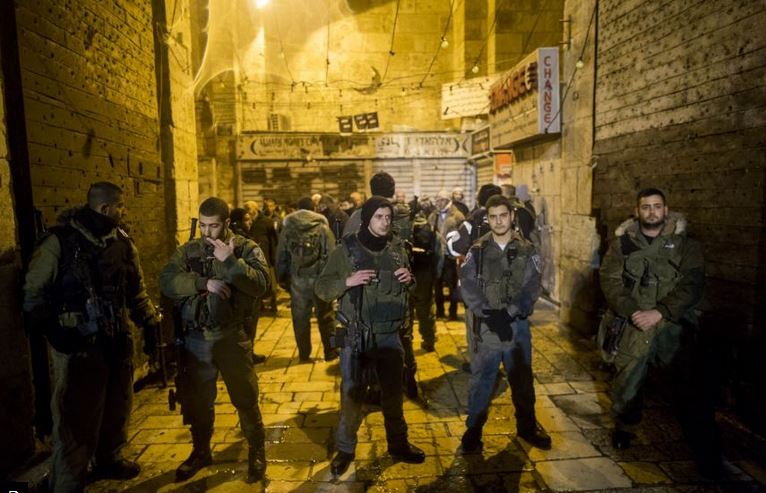 الاحتلال يقتحم بيت عزاء ويعتقل شابًّا في القدس