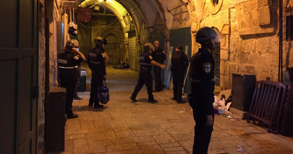الاحتلال يعتقل شابين ويقتحم منزلًا في القدس المحتلة