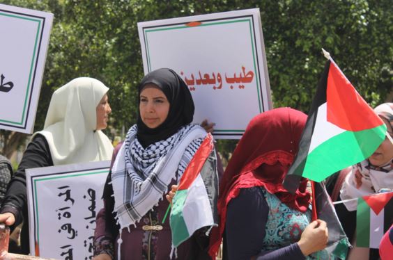 خلال وقفة وطنية.. نساء غزة ينادين بإنهاء الانقسام