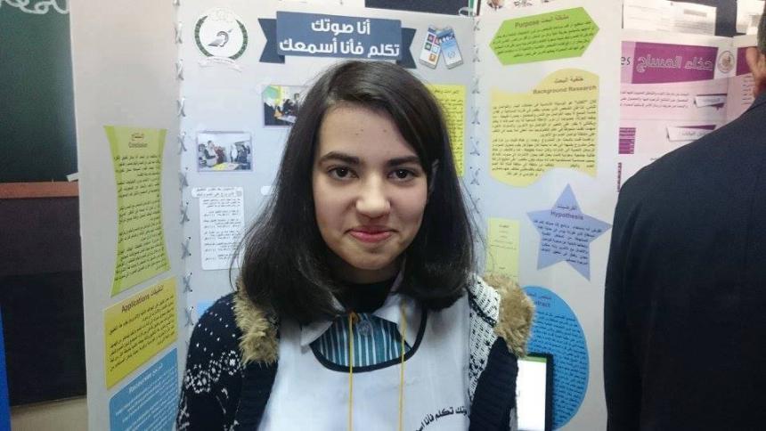 طالبة فلسطينية تطوّر تطبيقًا إلكترونيًا للتواصل مع الصم والبكم