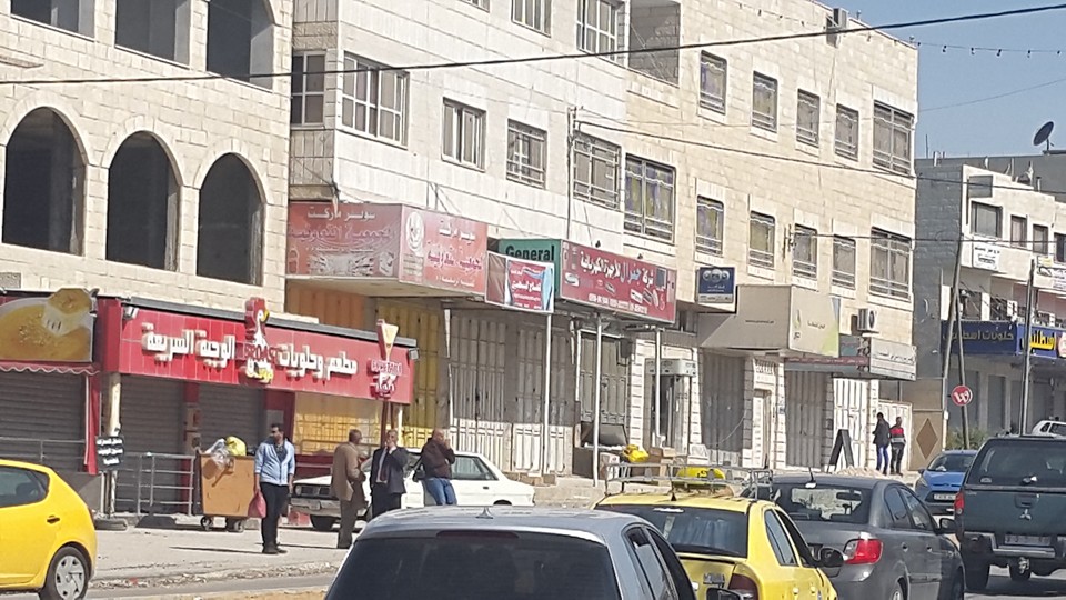 الاحتلال يغلق عشرات المحلات في حوارة جنوب نابلس