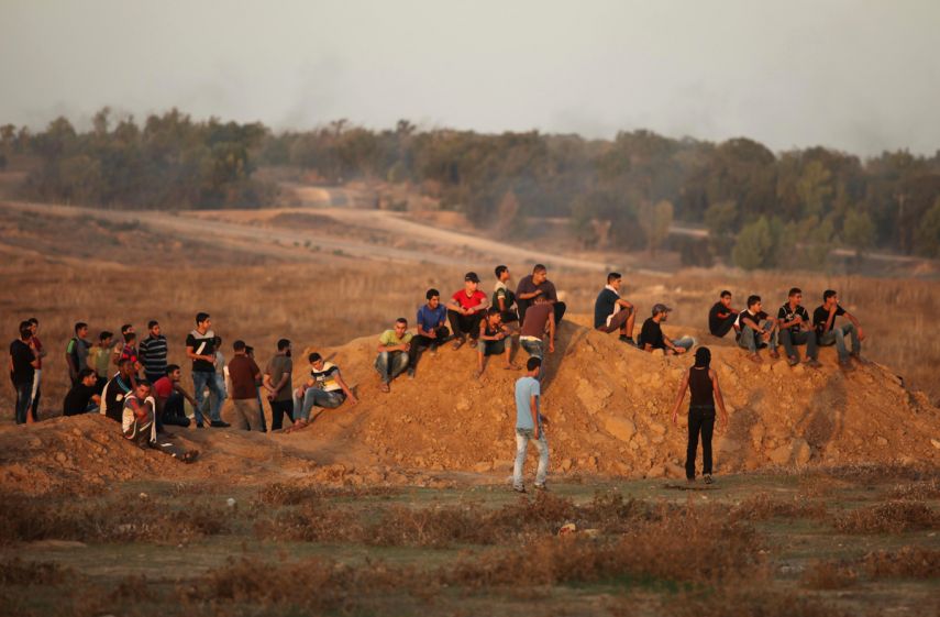 الاحتلال يقيم سواتر ترابية جنوب غزة وينشر عشرات الجنود خلفها