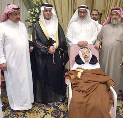 عريس سعودي يرفض إتمام حفل زفافه إلا بحضور والده المقعد الغائب عن الوعي