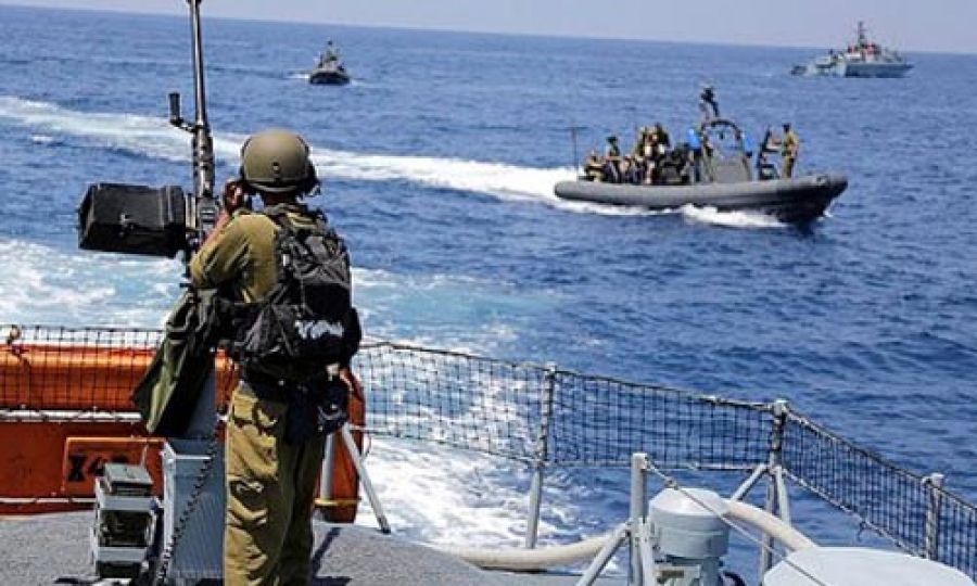 الاحتلال يستهدف مراكب الصيادين قبالة بحر بيت لاهيا