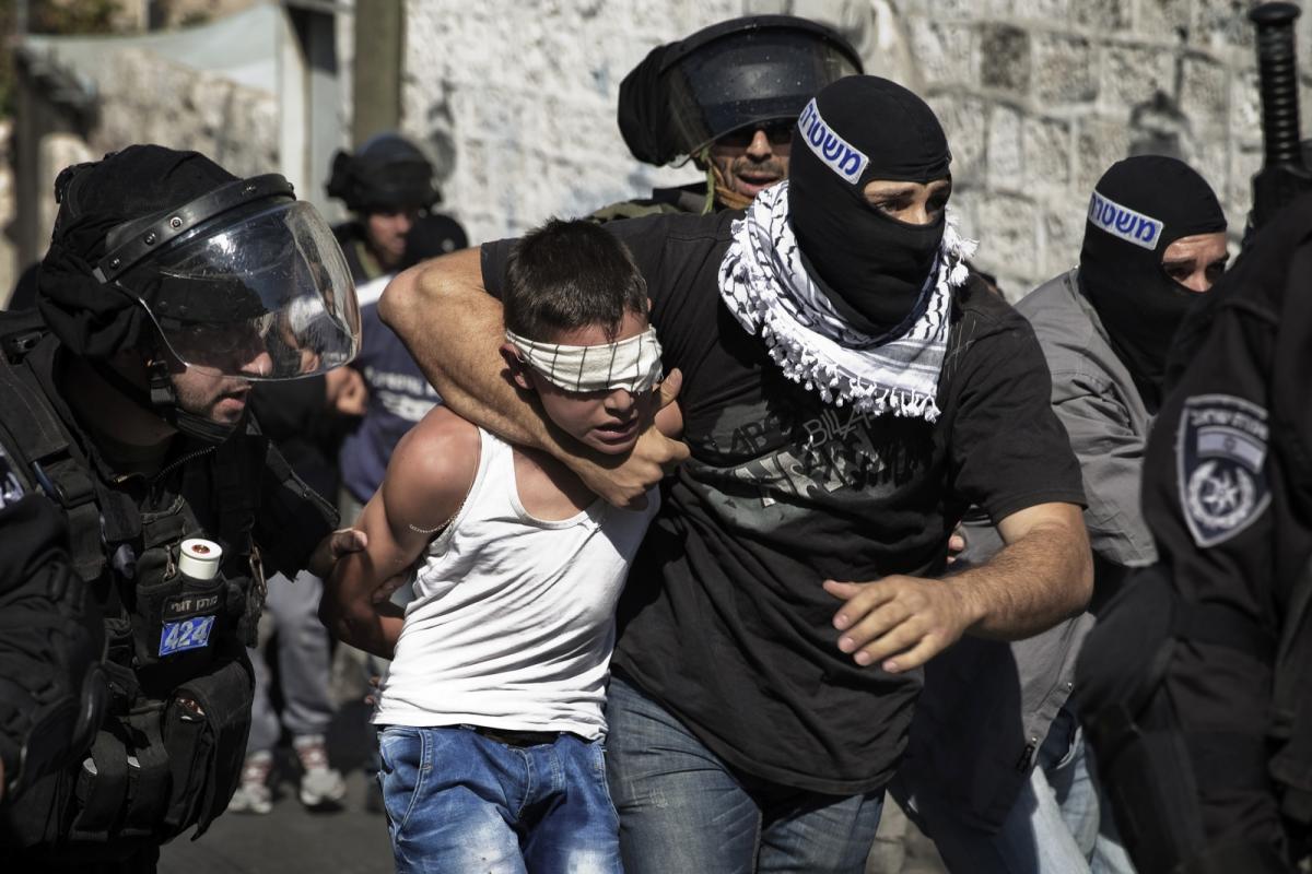الاحتلال يعتقل 570 طفلاً خلال النصف الأول من العام الجاري