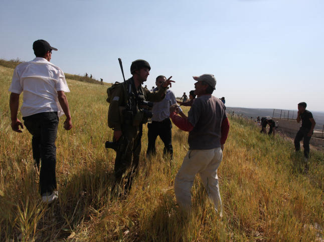 الاحتلال يحتجز 14 مزارعًا عدة ساعات في الخليل