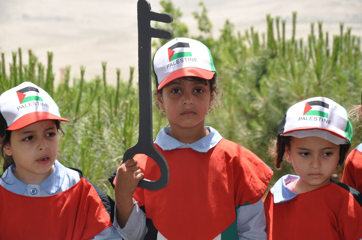 أطفال يحيون الذكرى الـ68 للنكبة على الحدود اللبنانية الفلسطينية