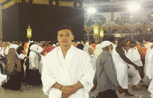 صورة لنجم الكرة أوزيل في مكة تثير إعجاب 3 ملايين