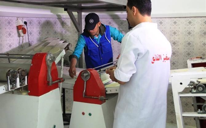 مخبز الفاتح.. حين تتحول مراكز التأهيل بغزة إلى ساحة إنتاج