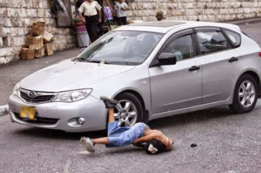 مركبة عسكرية إسرائيلية تدهس طفلا بباب العامود