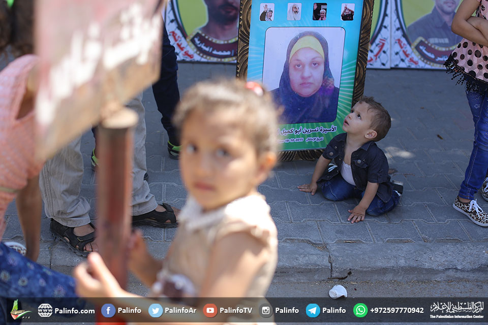 أطفال الأسرى يشاركون بوقفة تضامن أمام مقر الصليب الأحمر بغزة