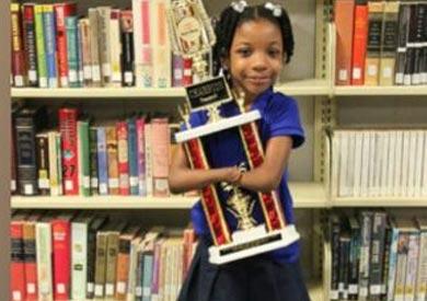 طفلة بلا كفّين تفوز بمسابقة للخط في أمريكا