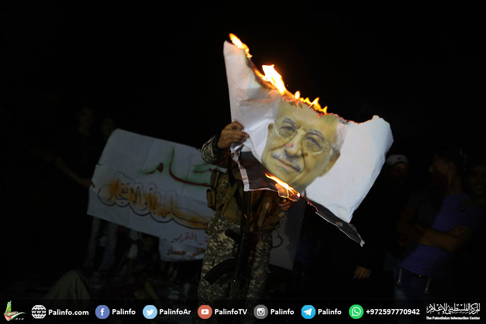 وقفات احتجاجية في خانيونس رفضًا للحصار وسياسة عباس