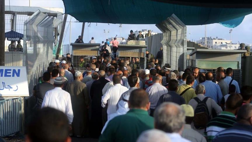 الفلسطينيون يتوافدون إلى الأقصى رغم قيود الاحتلال