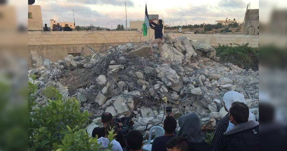 الاحتلال يهدم منزل الأسير ادعيس ويعتقل 12 مواطنًا بالضفة والقدس