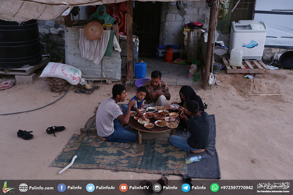 عائلة تتناول طعام الإفطار أمام الكرفانات فى خزاعة جنوب قطاع غزة