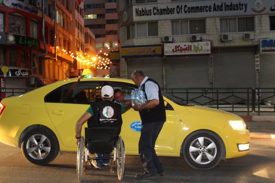 أشخاص من ذوي الإعاقة ينشرون البهجة في نفوس الصائمين في نابلس